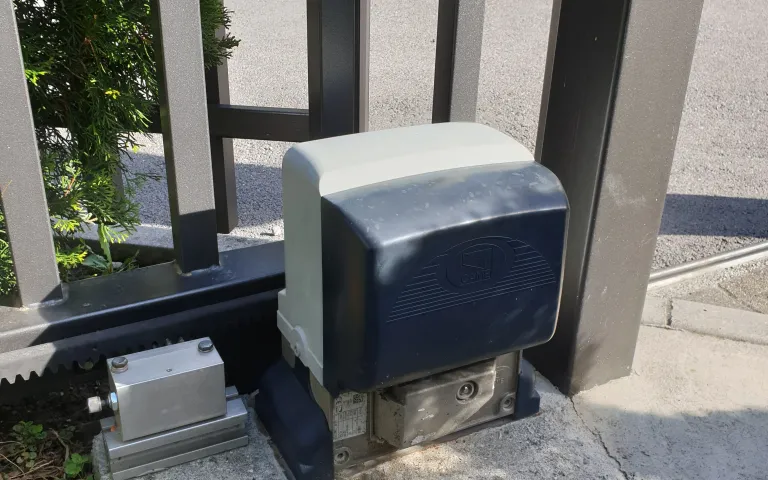 drsna dvoriščna vrata