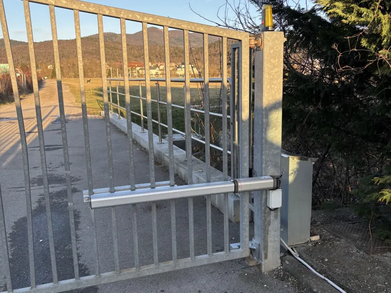 dvokrilna dvoriščna vrata