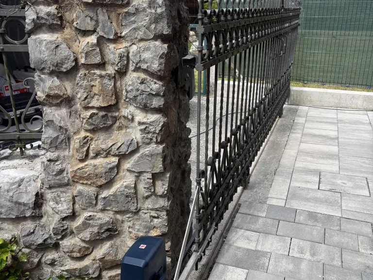 drsna dvoriščna vrata