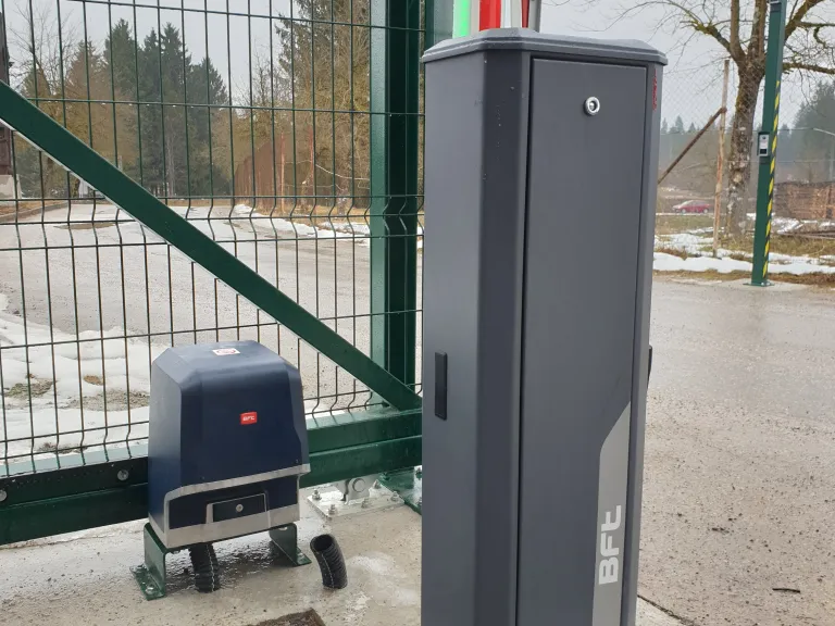 Drsni pogon dvoriščnih vrat