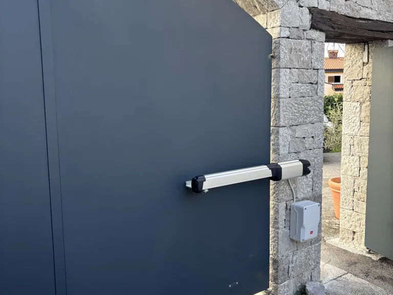 dvokrilna dvoriščna vrata